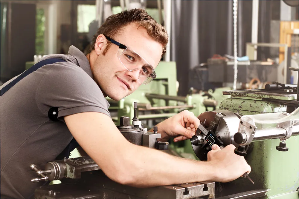 Training as a cutting machine operator at AROS Hydraulik in Memmingen