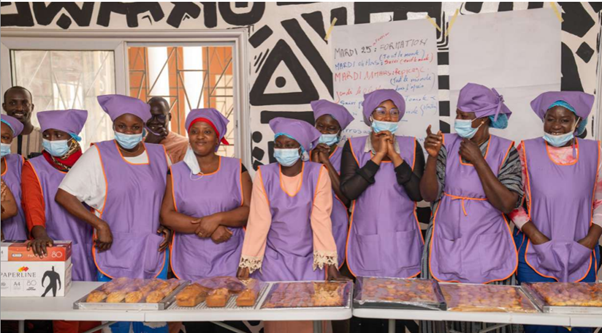 Boulangères devant un plateau de pain frais