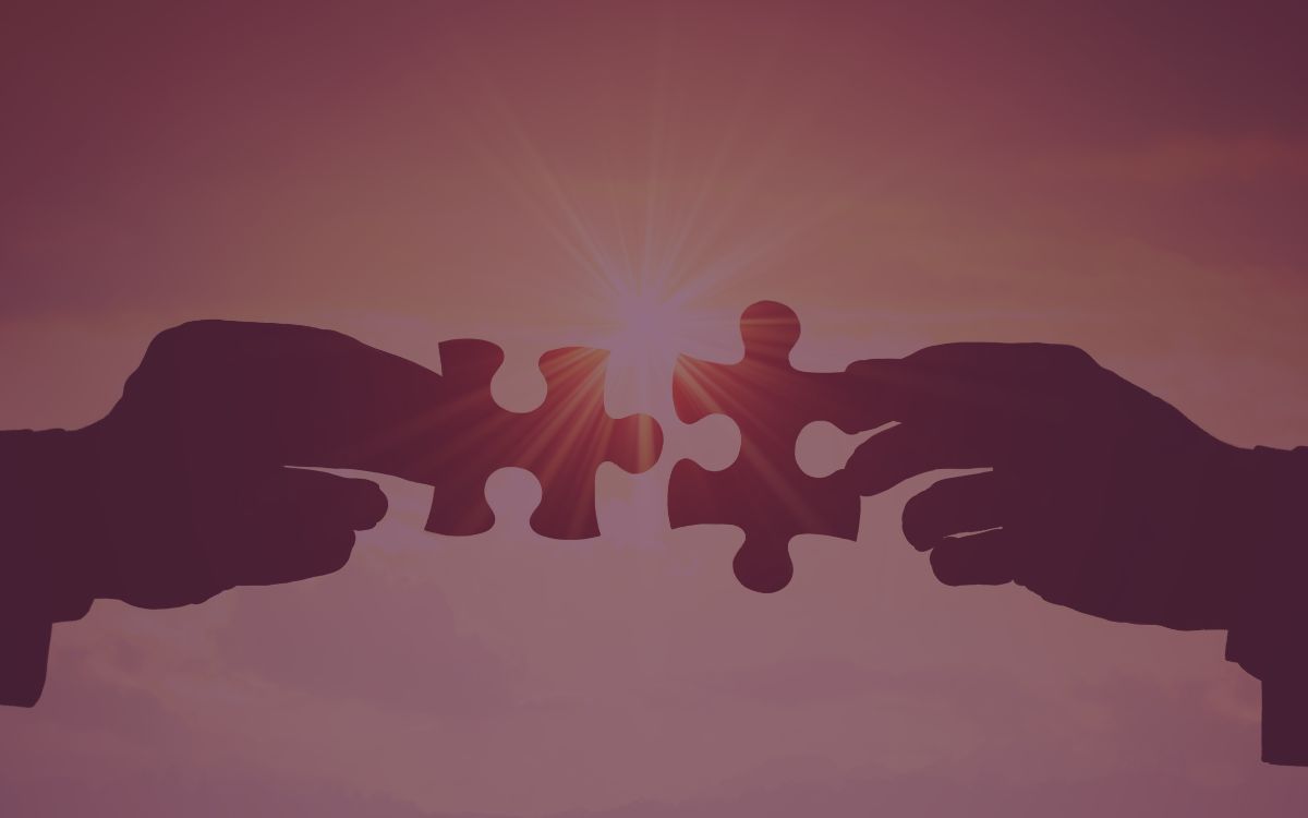 Deux mains qui tiennent des pièces de puzzle