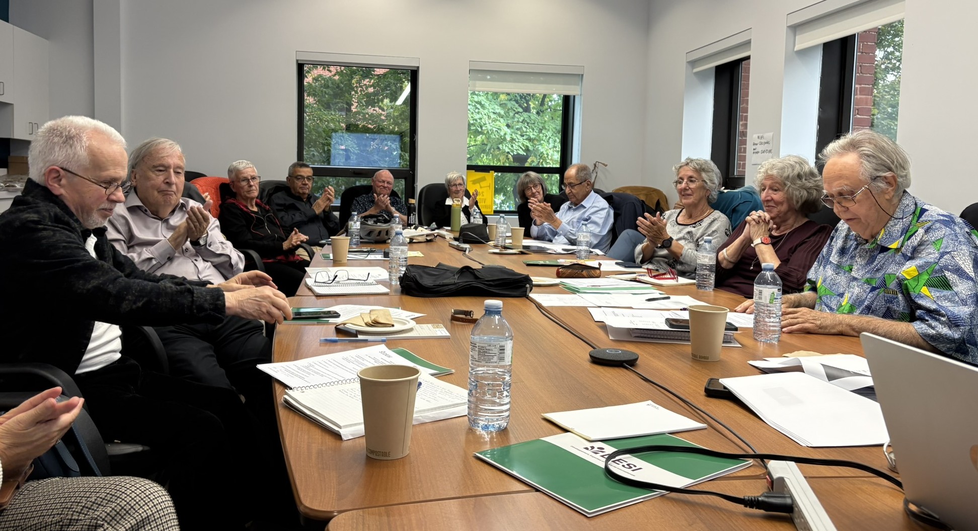 Personnes en assemblée autour d'une table