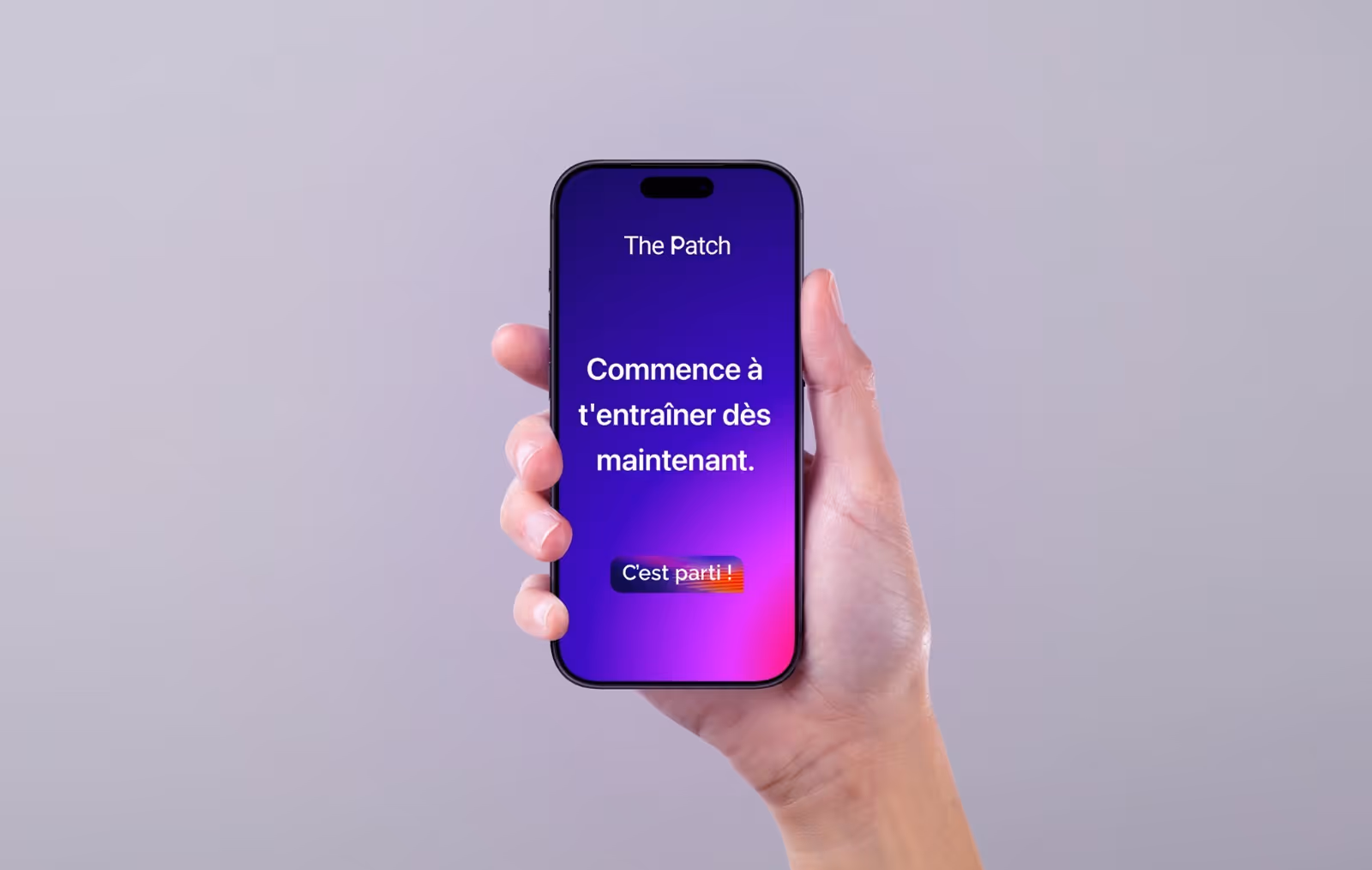 Main tenant un smartphone affichant une application Prepwise avec le texte « Un clic pour obtenir le job de tes rêves » et un bouton violet marqué « C'est parti ! ».