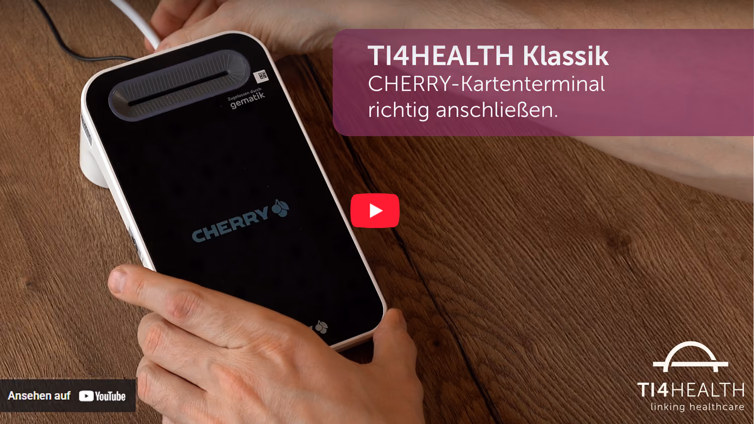 Hände halten ein CHERRY-Kartenterminal auf einem Holztisch mit Text zu T14HEALTH Klassik und YouTube-Play-Button.