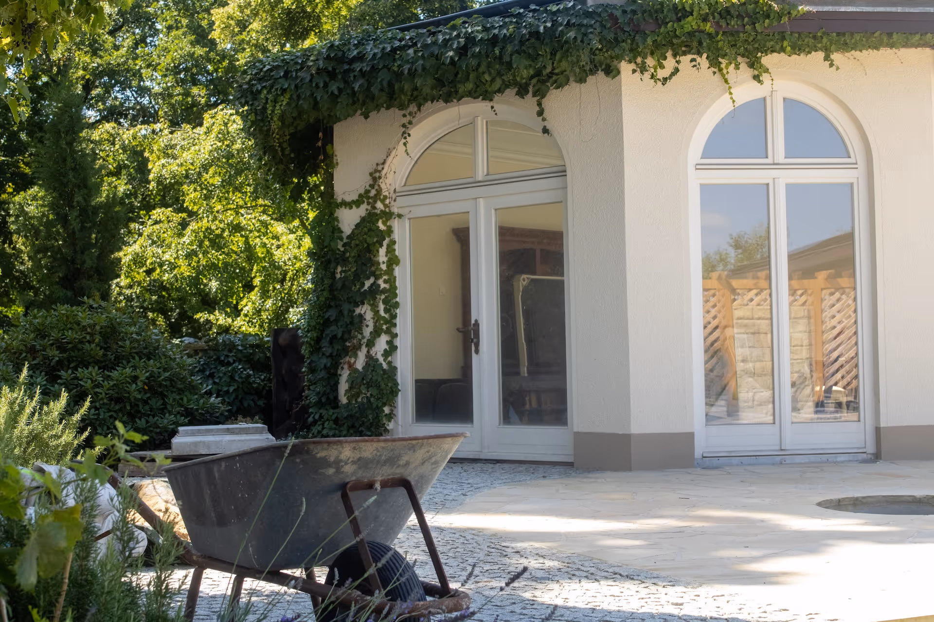 Foto einer gepflasterten Terasse.