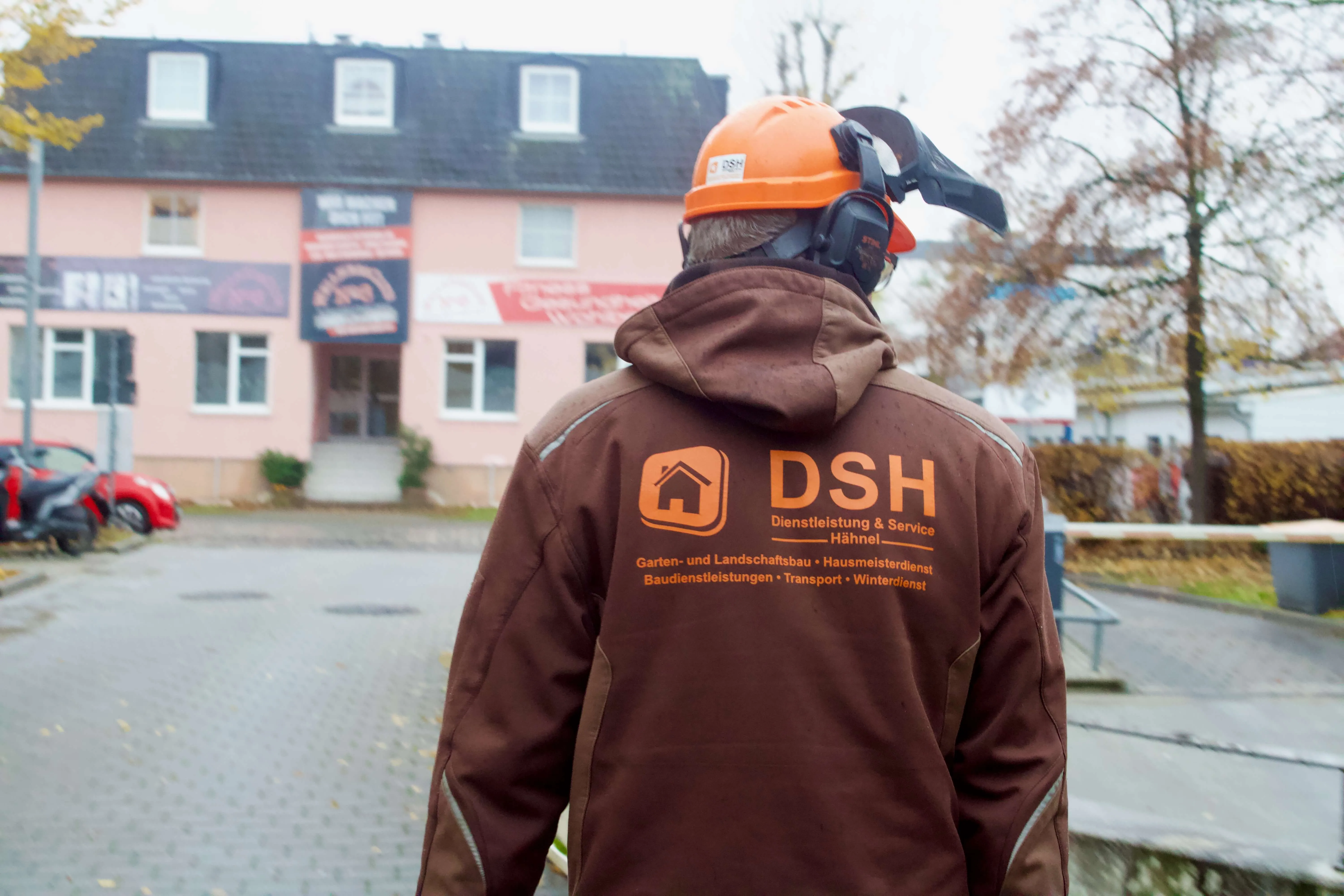 Ein Mitarbeiter bei der Sanierung einer Mauer.