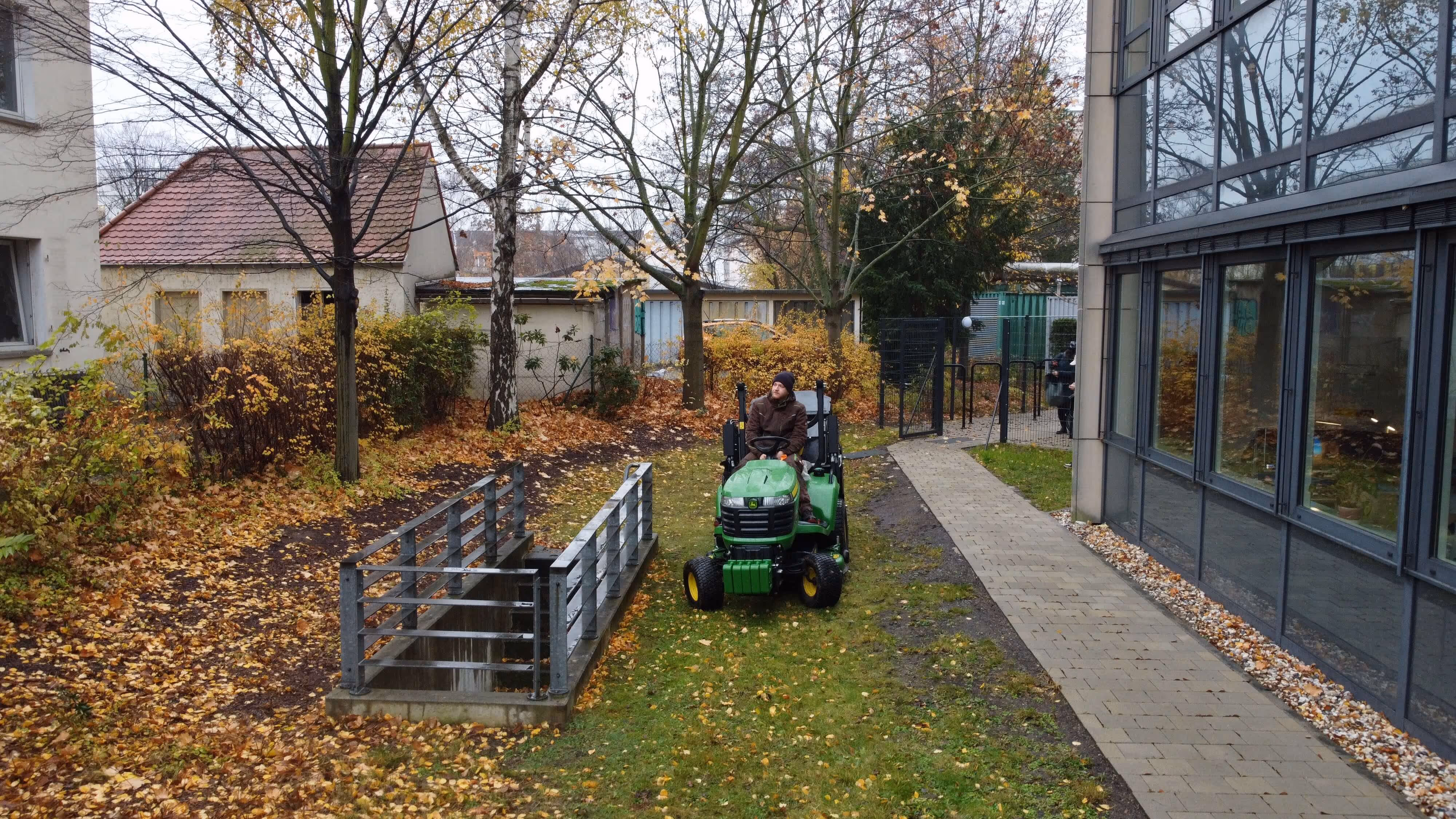 Zwei Mitarbeiter bei Baggerarbeiten.