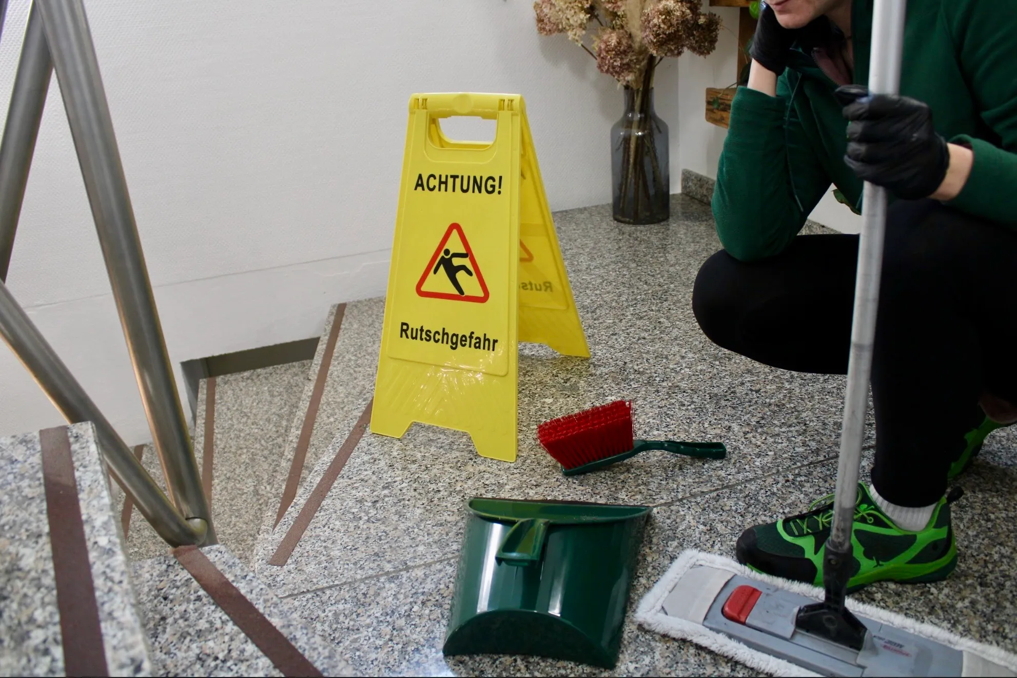 Eine PC generierte Grafik eines Mannes der hinter einem Tisch mit 2 Pflanzen steht