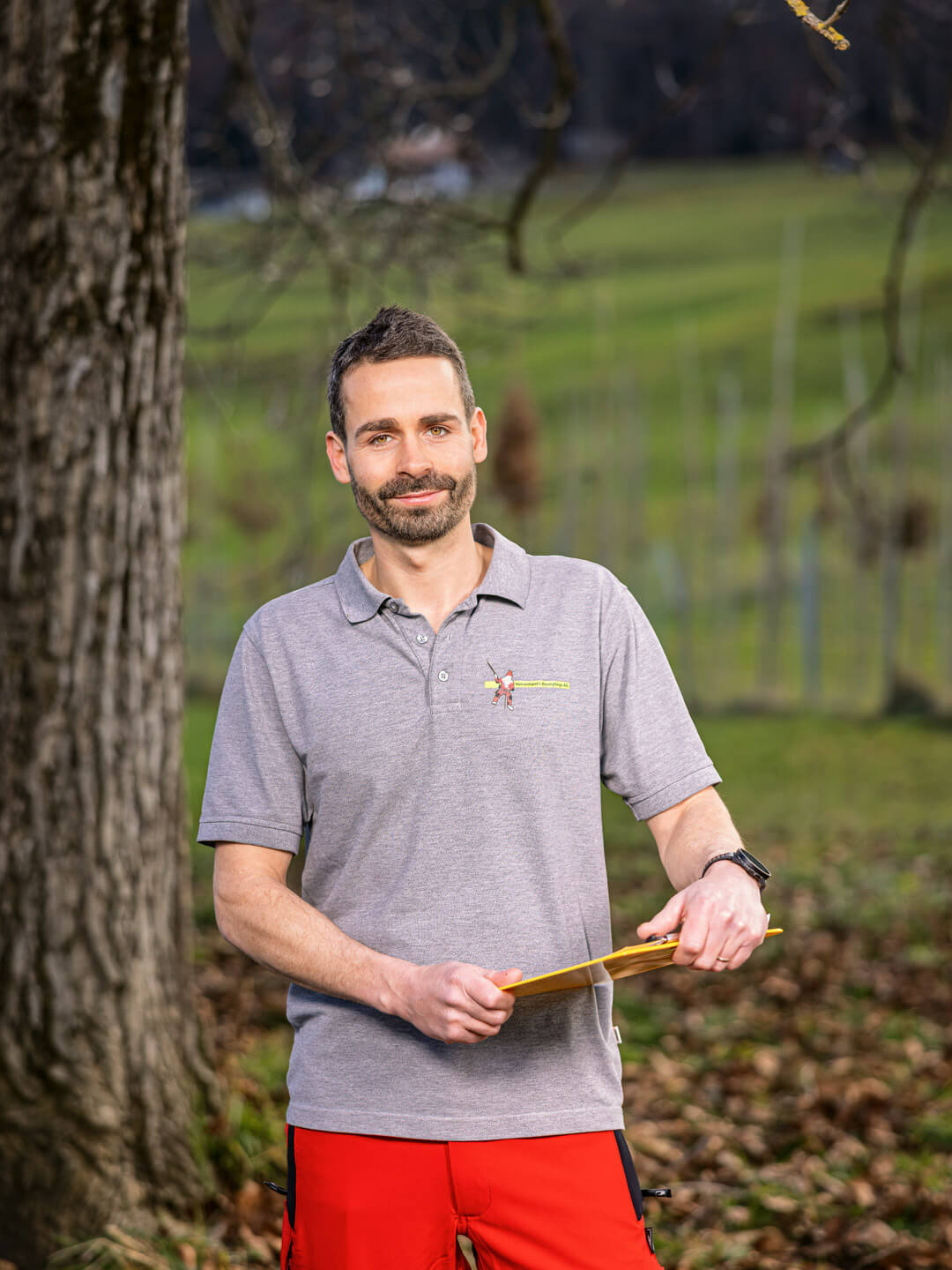 Porträt von Fabio Henzelmann, Leiter Baumpflege bei Henzelmann Baumpflege, Ansprechpartner für fachgerechte Baumpflegearbeiten.