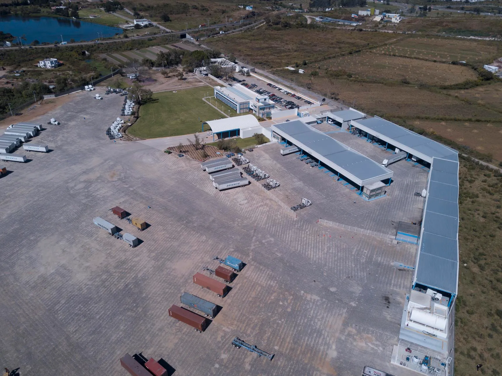 Camastros al exterior sobre la arena