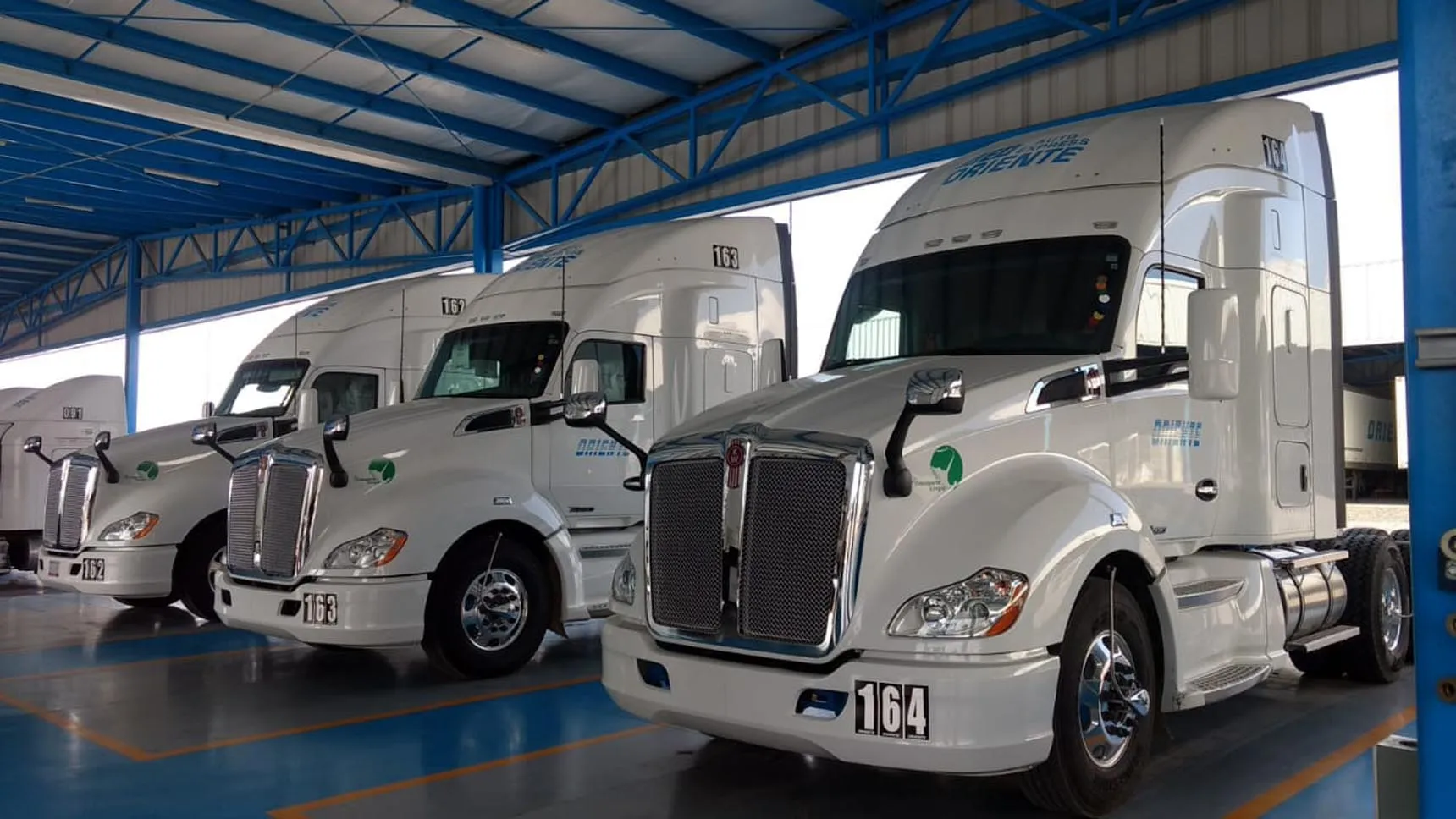 a picture of a chiar and a table on the outside