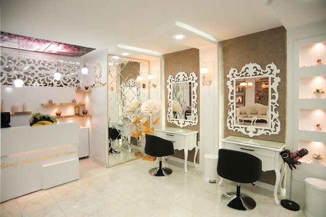 A beautifully lighted Salon
