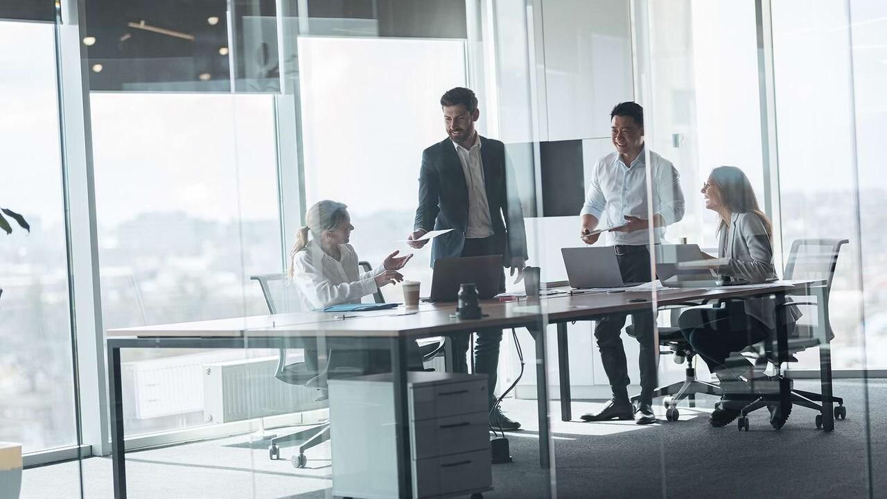Personas conectadas formando un gráfico de crecimiento
