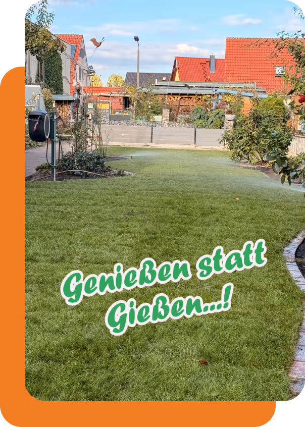 Grüner Rasen mit Garten und Häusern im Hintergrund, Textüberlagerung: Genießen statt Gießen...!