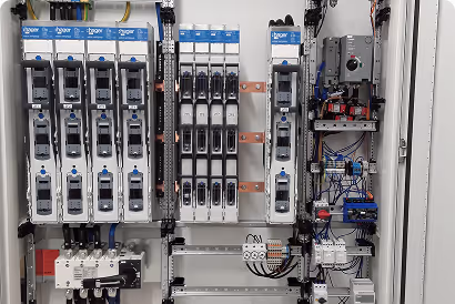Elektroschaltschrank mit Sicherungen, Leistungsschützen und Verdrahtung in einer Installationsanlage.