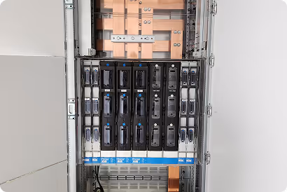 Offener Schaltschrank mit Kupferbusbars und Reihen von Schaltgeräten und Sicherungen.