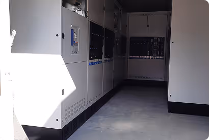 Innenansicht eines Raums mit großen elektrischen Schaltschränken an den Wänden.