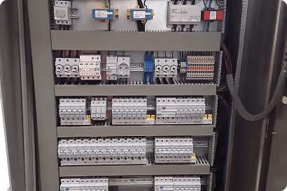 Elektrischer Schaltschrank mit mehreren Reihen von Sicherungsautomaten und Verdrahtungen.