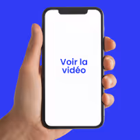 Main tenant un smartphone affichant le texte « Voir la vidéo » sur un fond blanc avec un arrière-plan bleu.