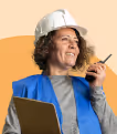 Femme souriante portant un casque de chantier et tenant un talkie-walkie et un dossier.