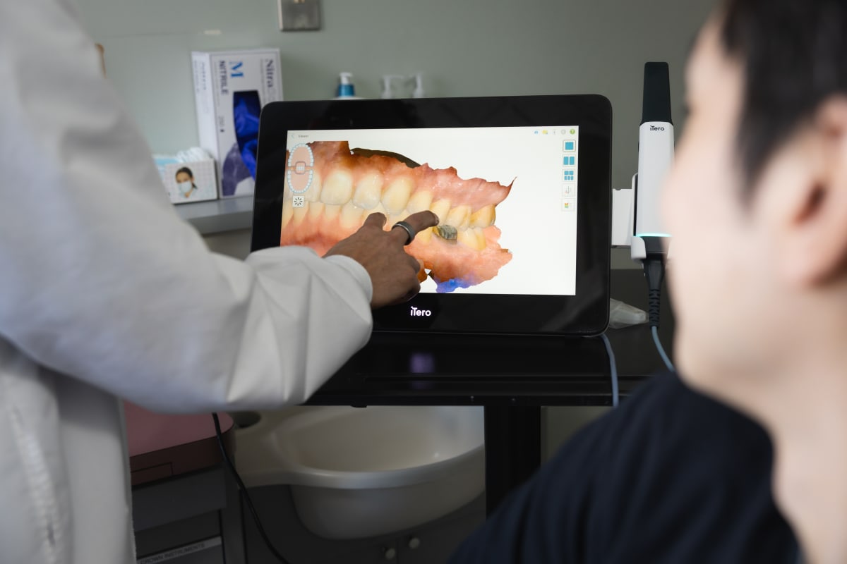 Doctor showing patient a 3d rendering of teeth 