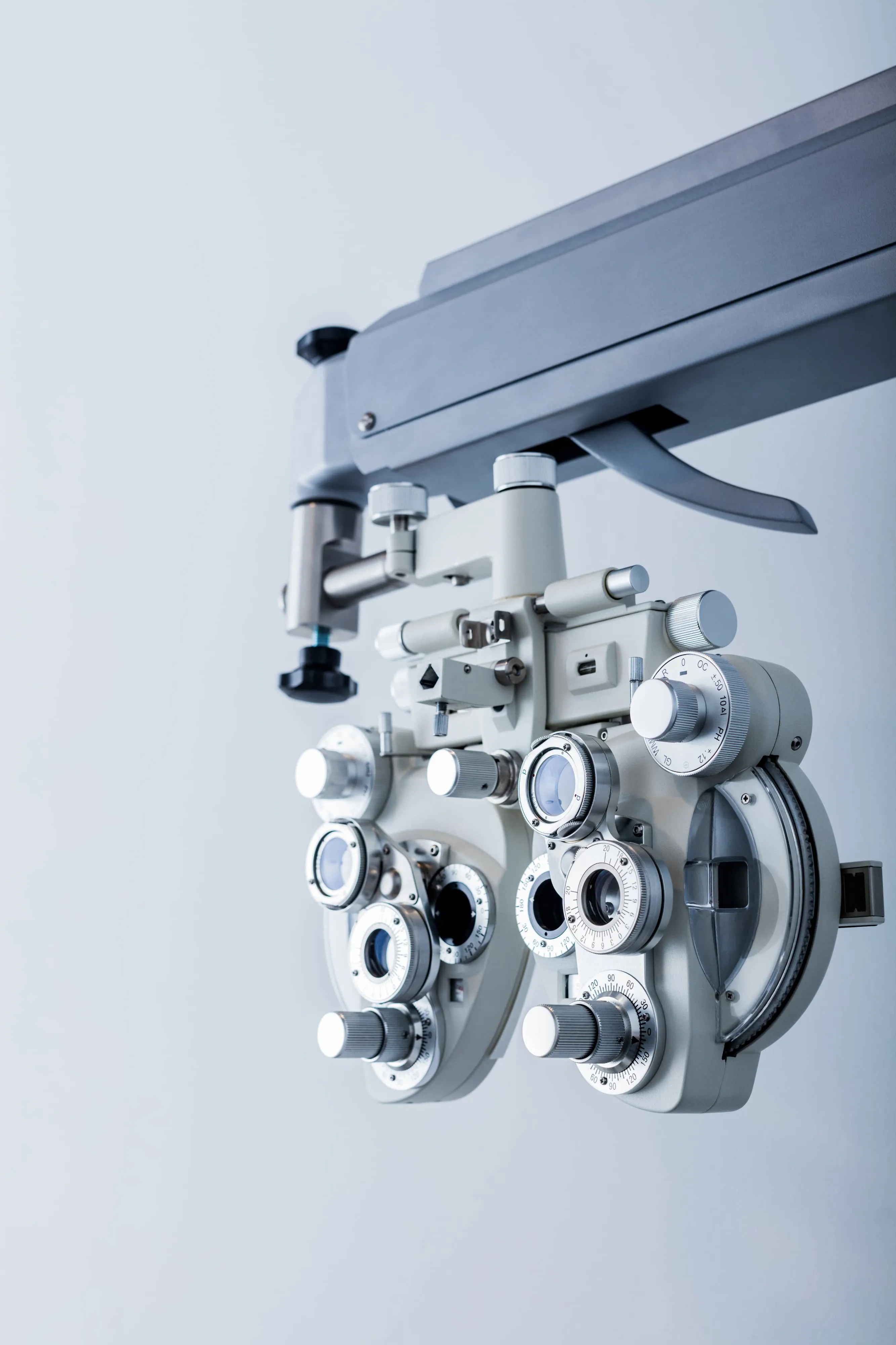 Phoropter refractor head equipment for accurate vision testing and prescription determination