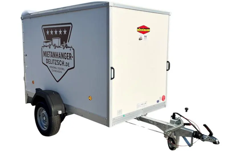Geschlossener Kofferanhänger mit großer Hecktür für wettergeschützten Transport. Innenmaß 2,52 x 1,34 x 1,58 m (H), Nutzlast 1.006 kg. Perfekt für Umzüge, Möbel und empfindliche Güter. Mit PKW-Führerschein B fahrbar (Auto + Anhänger max. 3,5t gesamt). Auflaufbremse, bis 100 km/h zugelassen. Kompakt, wendig, wetterfest.