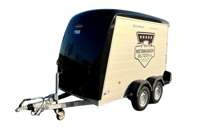 Großer geschlossener Kofferanhänger mit Doppelachse und Auffahrrampe. Innenmaß 3,26 x 1,52 x 2,09 m (H), Nutzlast 2.045 kg. Ideal für Umzüge, Gewerbe und schwere Lasten. Automatisches Stützrad, Auflaufbremse, 100 km/h zugelassen. Wetterfest und diebstahlgeschützt. Führerschein BE oder Klasse 3 erforderlich. Der Profi für große Aufgaben.