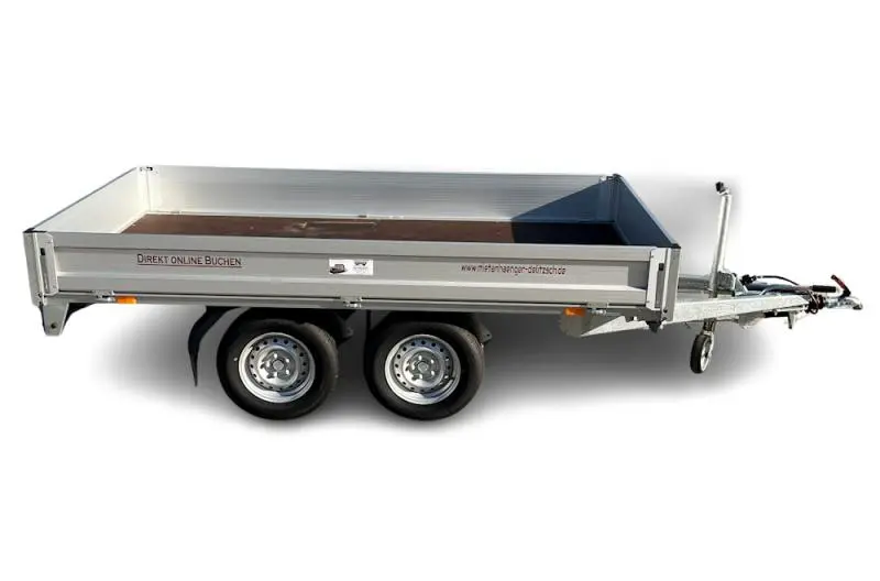 Robuster Hochlader mit Doppelachse für schwere Transporte. Ladefläche 3,06 x 1,65 m mit 30 cm Bordwänden, Nutzlast 2.267 kg. Ideal für Baumaterial, Paletten, Erdreich und Bauschutt. Automatisches Stützrad, stabile Doppelachse, Auflaufbremse. 80 km/h zugelassen. Führerschein BE oder Klasse 3 erforderlich. Der Kraftprotz für Baustelle und Gewerbe.