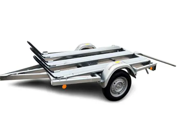 Kompakter Motorradanhänger mit flacher Ladefläche 1,97 x 1,14 m. Nutzlast 599 kg für Motorräder, Roller und Quads. Ungebremst, ohne Stützrad, besonders einfach in der Handhabung. Niedriger Schwerpunkt für stabiles Fahrverhalten. Mit PKW-Führerschein B fahrbar (max. 3,5t gesamt). 100 km/h zugelassen. Perfekt für Werkstattfahrten und Motorradtransporte.