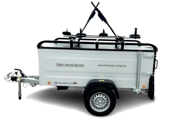 Camping-Kofferanhänger mit integriertem Fahrradträger für 2 E-Bikes (je max. 25 kg). Geschlossener Laderaum 2,02 x 1,08 x 0,68 m (H), Nutzlast 723 kg. Perfekt für Campingurlaub, Festival und Outdoor-Abenteuer. Ausrüstung bleibt trocken und sicher. Auflaufbremse, 100 km/h. Mit PKW-Führerschein B fahrbar (max. 3,5t gesamt). Dein mobiles Basislager für unterwegs.