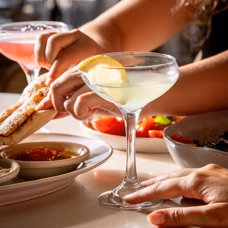 קוקטיילים ואלכוהול בבר כשר במצפה רמון