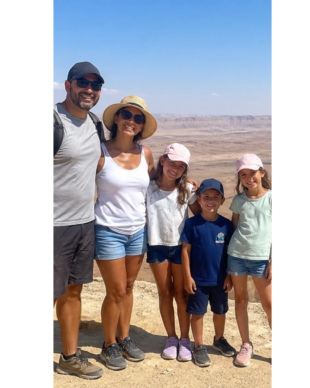 משפחה בת חמש נפשות מצטלמת על שפת מכתש רמון במצפה רמון