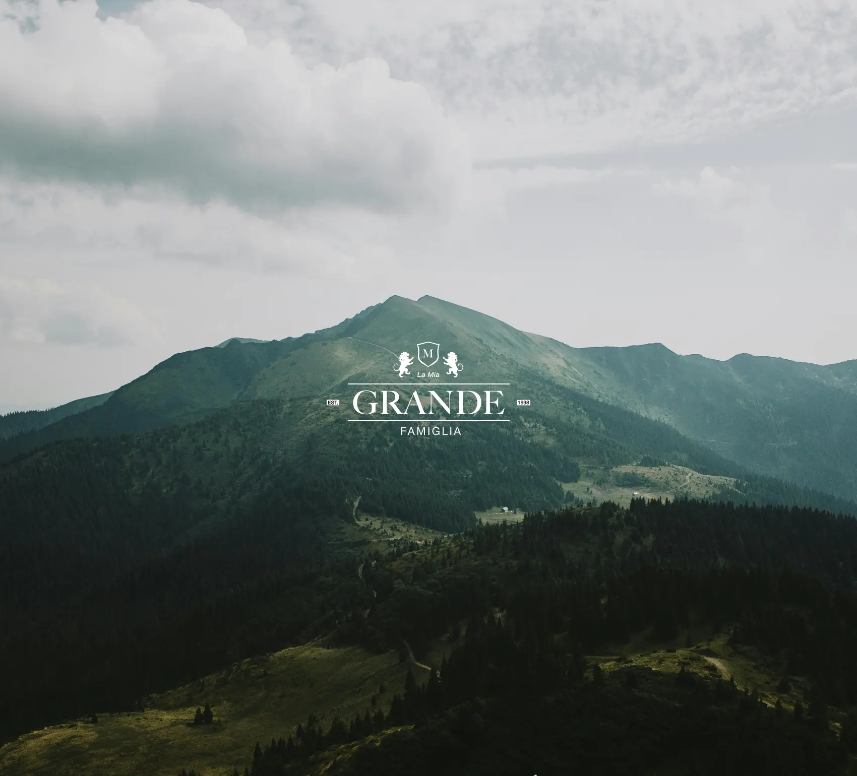 Гірський пейзаж із логотипом La Mia Grande Famiglia, атмосфера натуральності та традицій