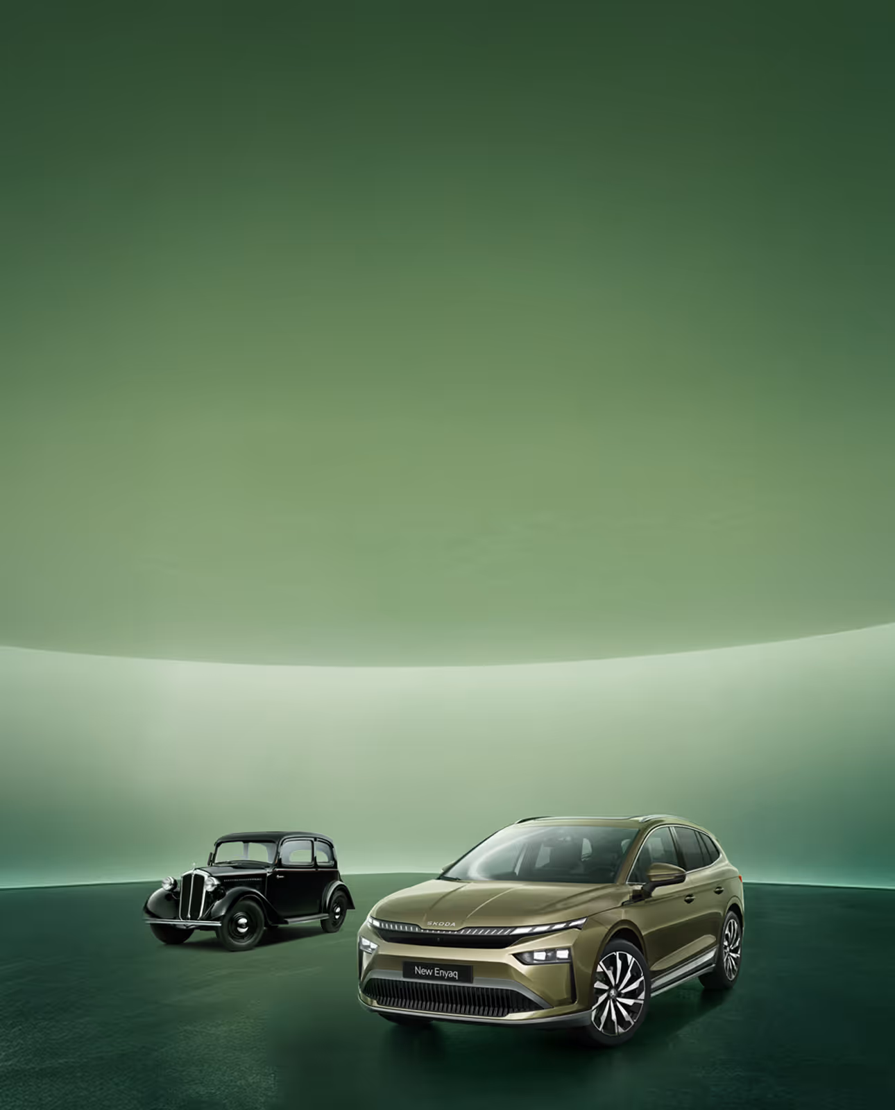 Jubiläumsbild mit dem neuen Škoda Elroq neben einem historischen Škoda Modell vor hellgrünem Hintergrund.