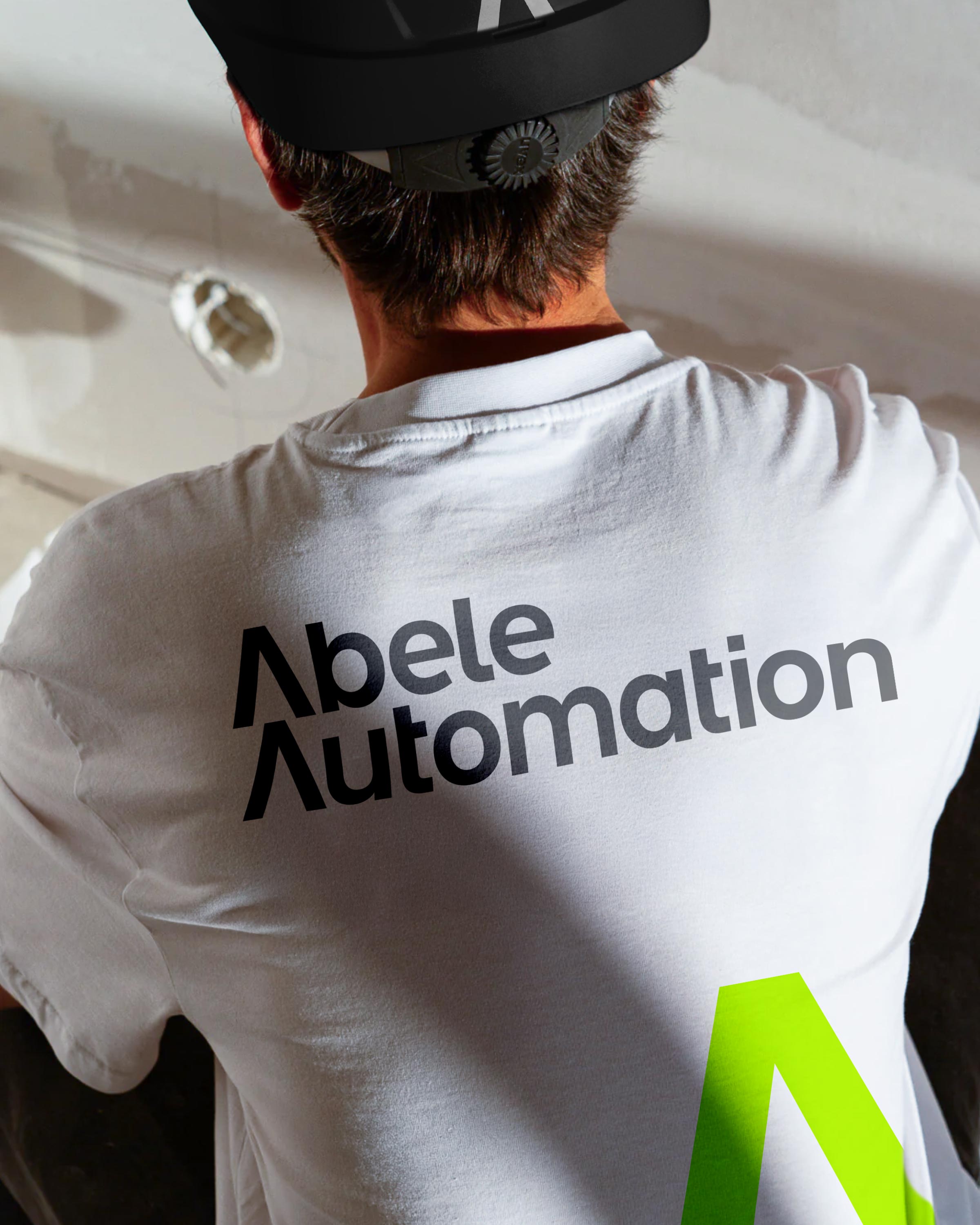 Ingenieurteam von Abele Automation bei der Inbetriebnahme, von hinten