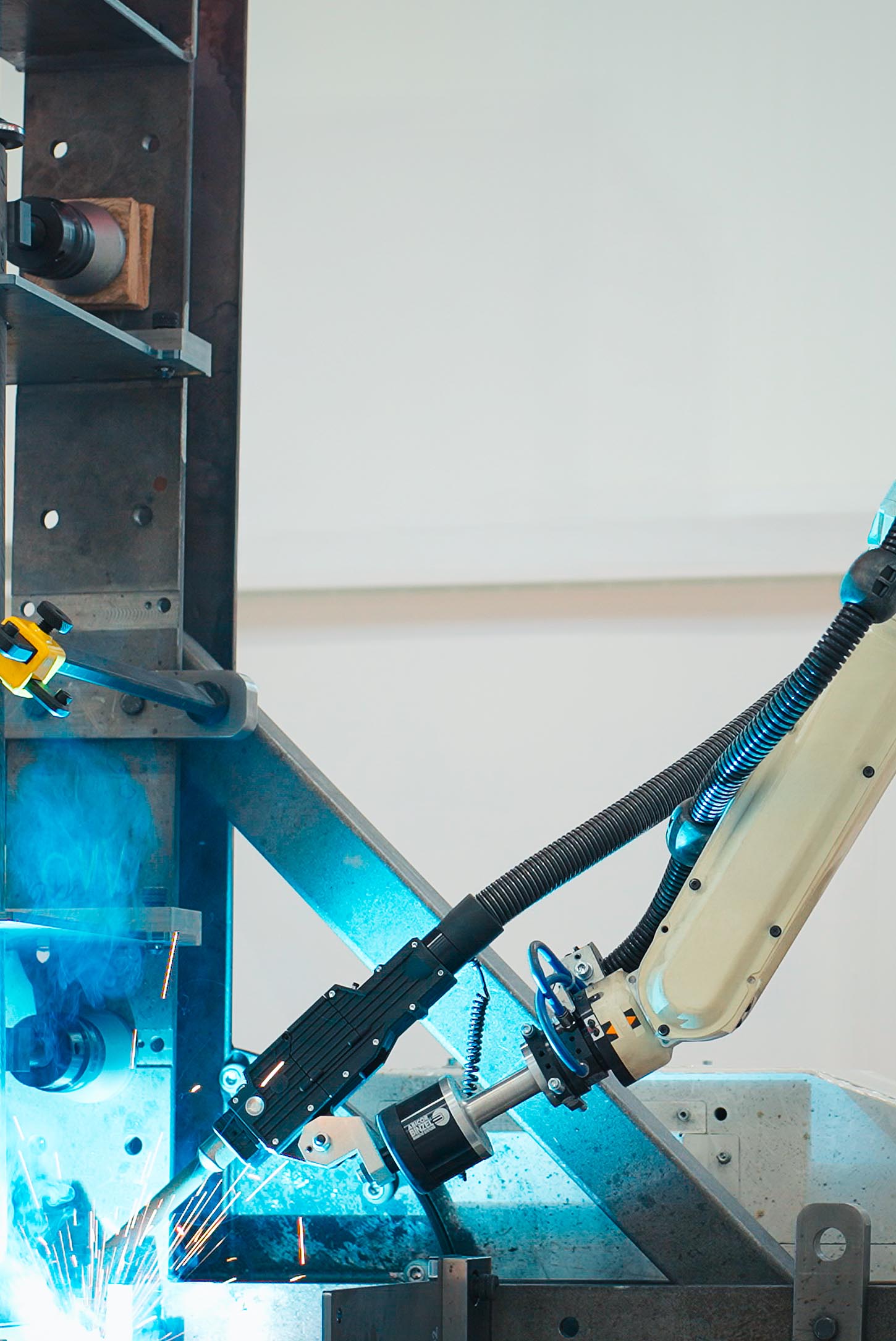 Schweißroboter in Aktion in einer Fertigungsanlage für Automatisierung