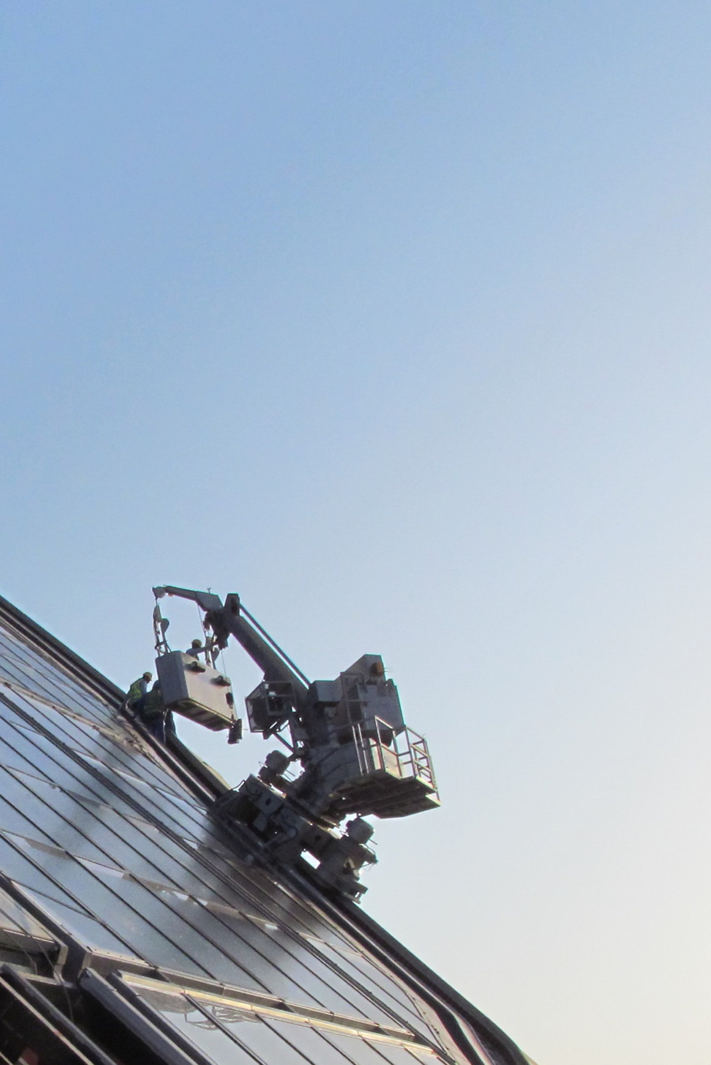 Fassadenreinigung: Reinigungs-Sonderkonstruktion auf Wolkenkratzer.