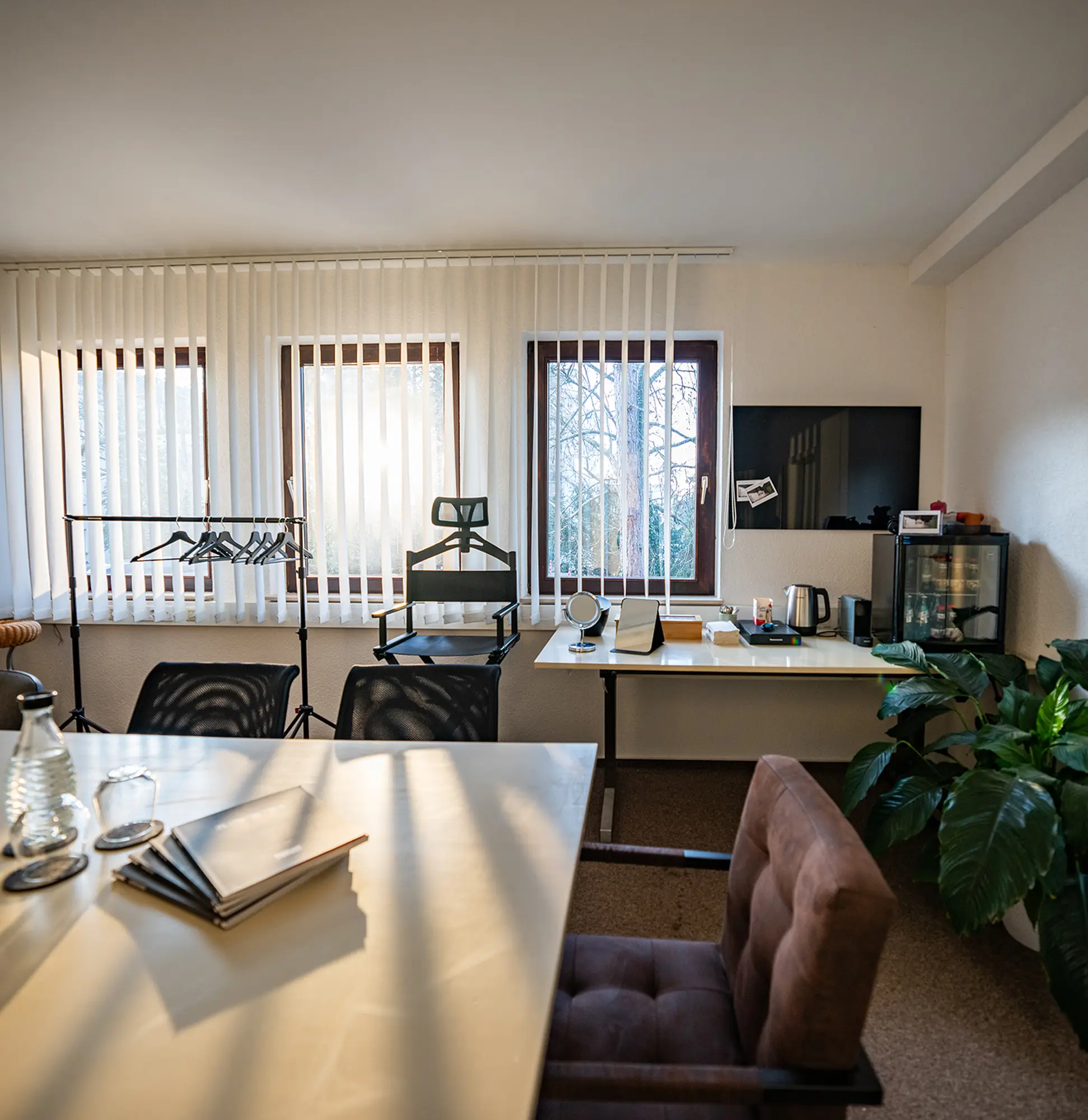 Workshopraum StudioDarmstadt mit Garderobenstange, Regiesessel und Tischen