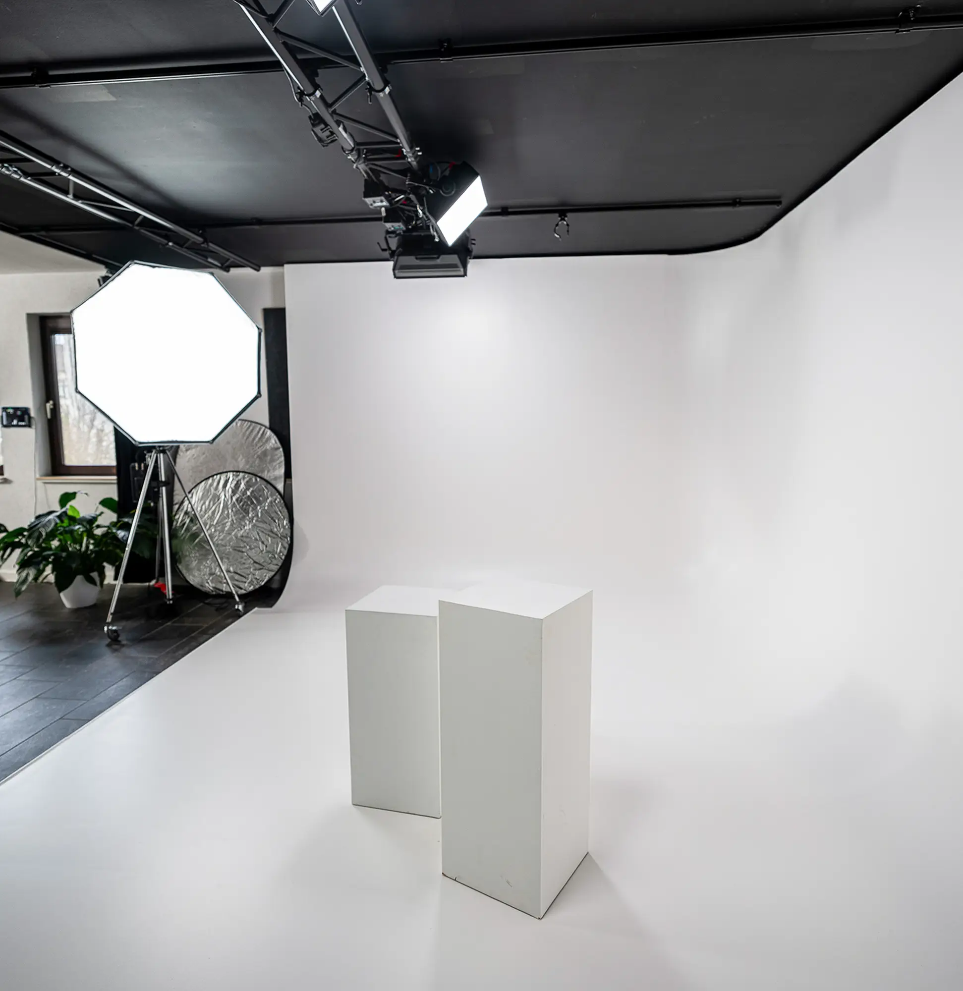 Hohlkehle Studiodarmstadt mit Deckenschiene und Hintergrundbeleuchtung