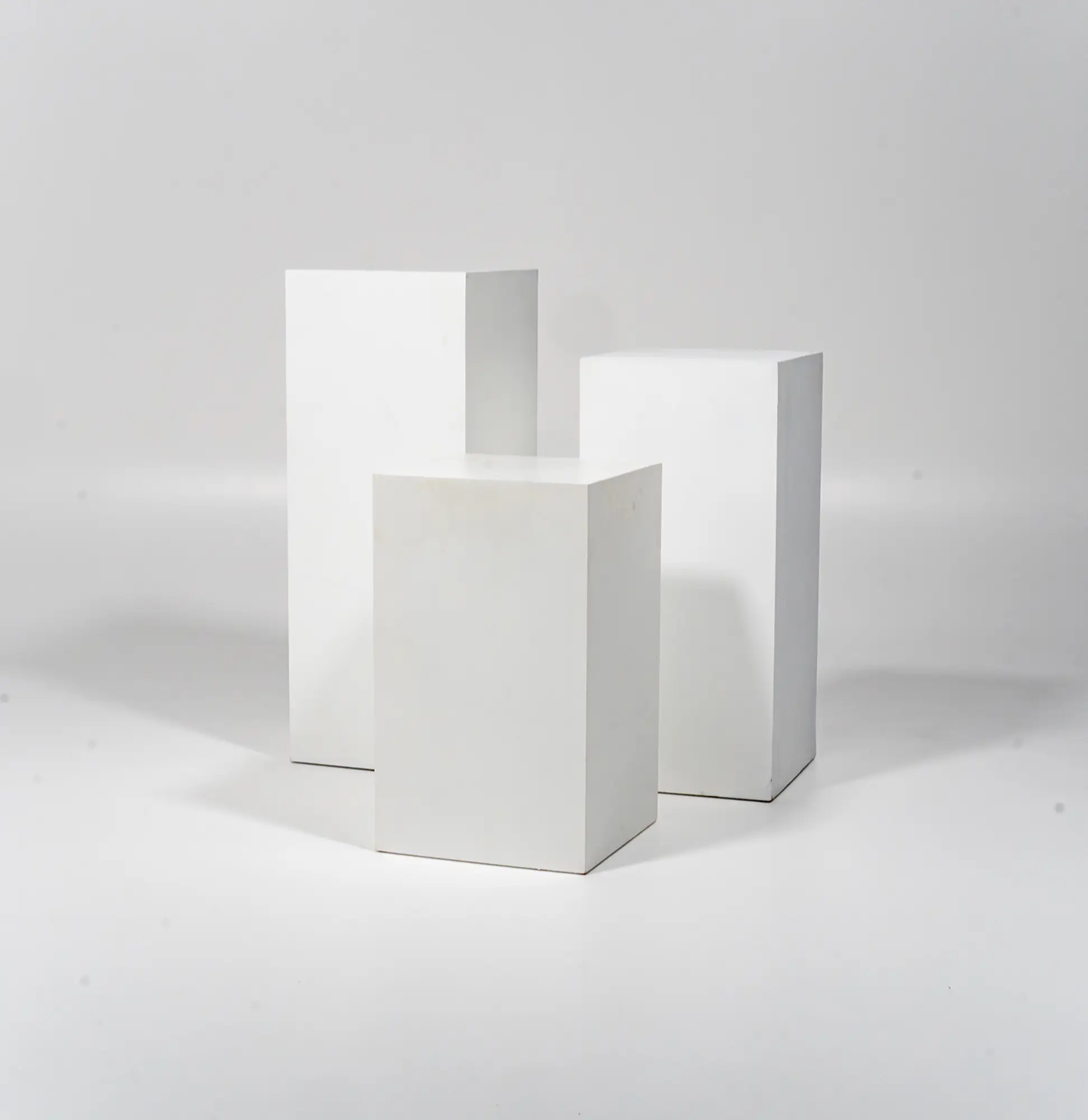 StudioDarmstadt weiße Kisten in verschiednen Größen als Requisite für das Studio