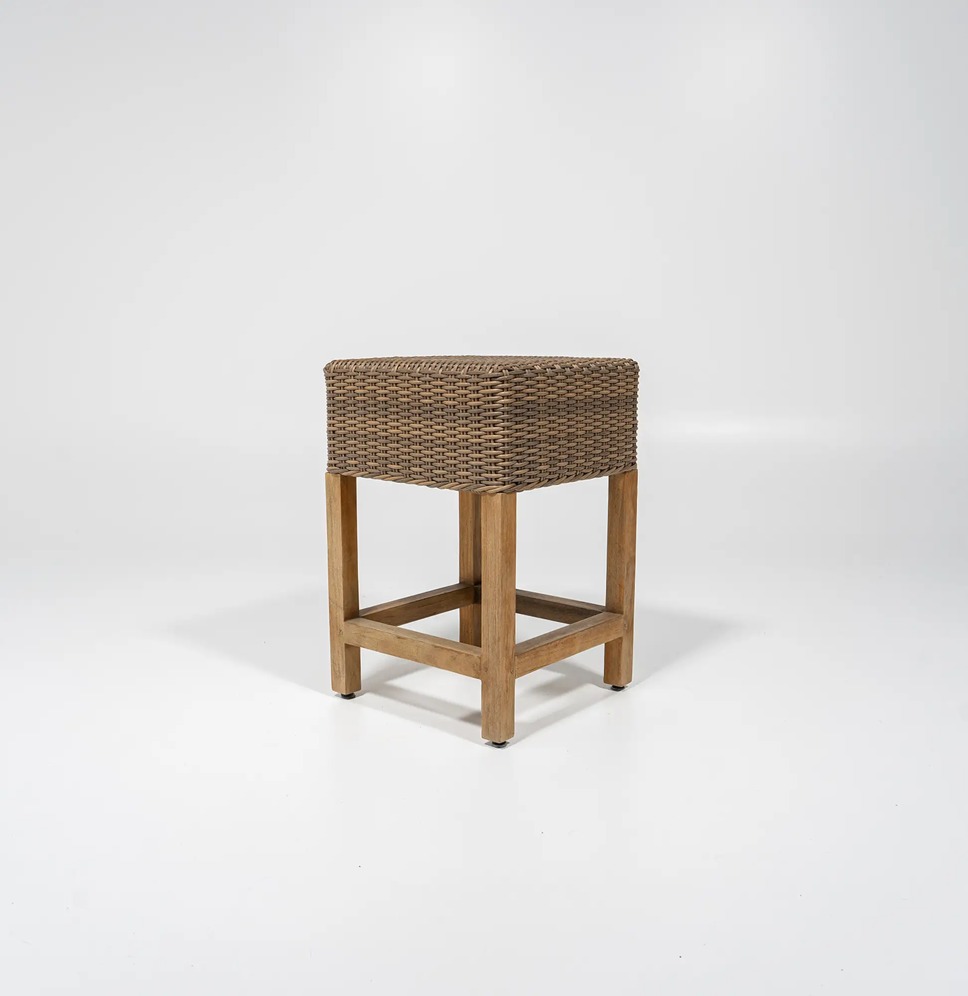 StudioDarmstadt viereckiger Holzhocker als dekorative Requisite im Studio erhältlich