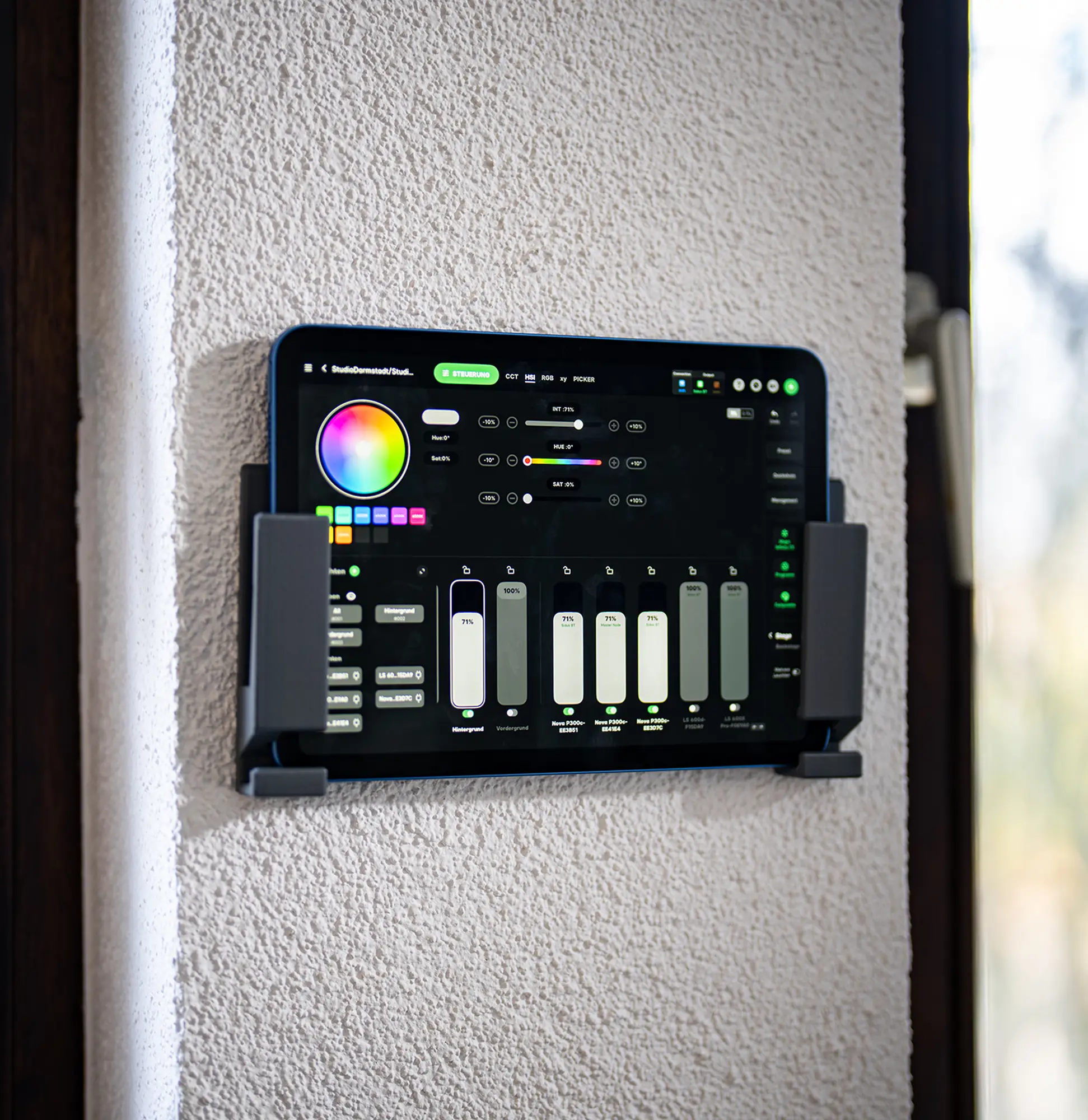 StudioDarmstadt Tablet für die Bedienung und Steuerung des Hintergrundlichts in der Hohlkehle