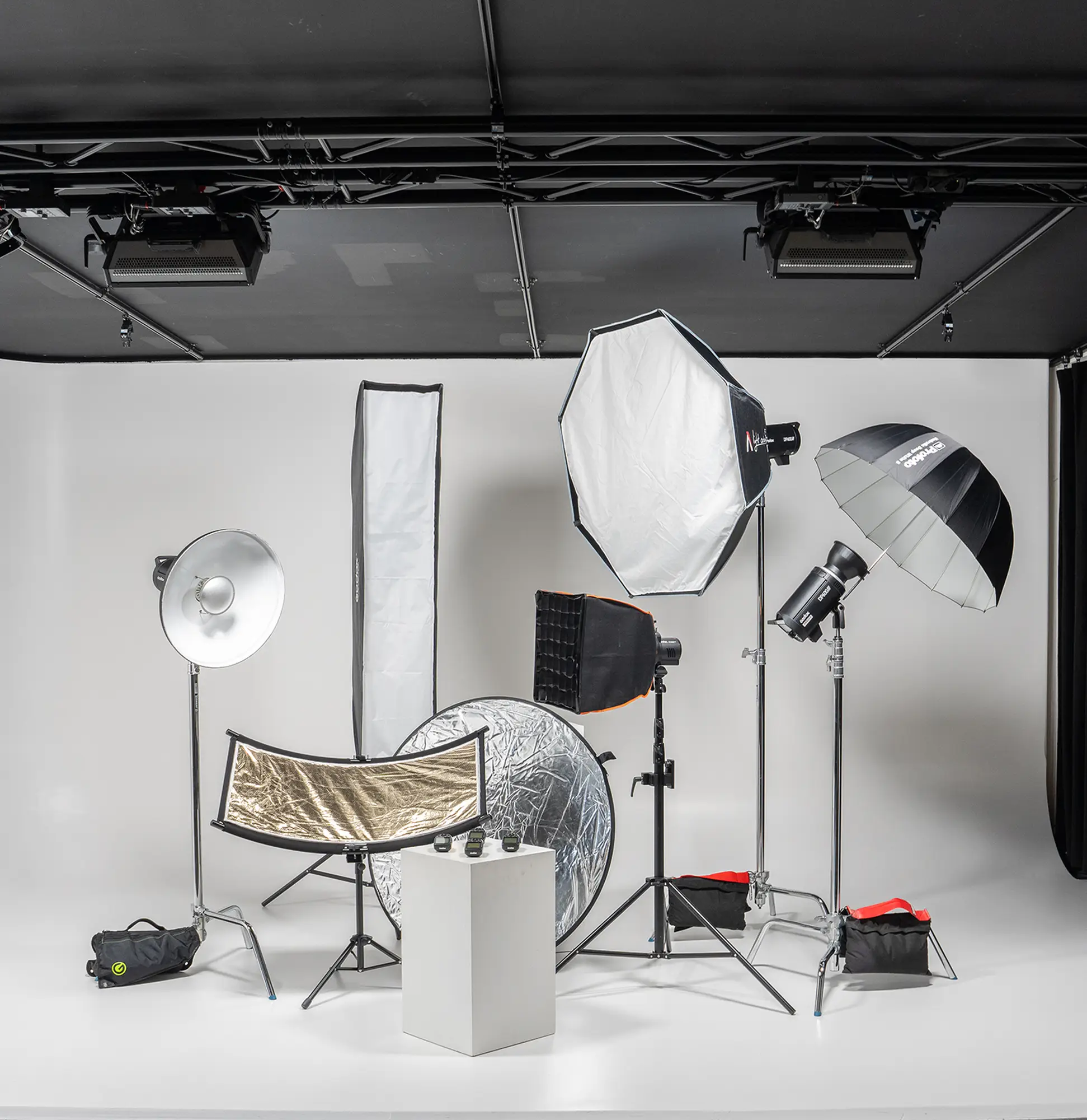 StudioDarmstadt Studioblitz-Paket als extra Equipment Set mit Studioblitzen, Godox DP600III, Godox AD300Pro, Softboxen, Beauty-Dish und Reflektorschirm