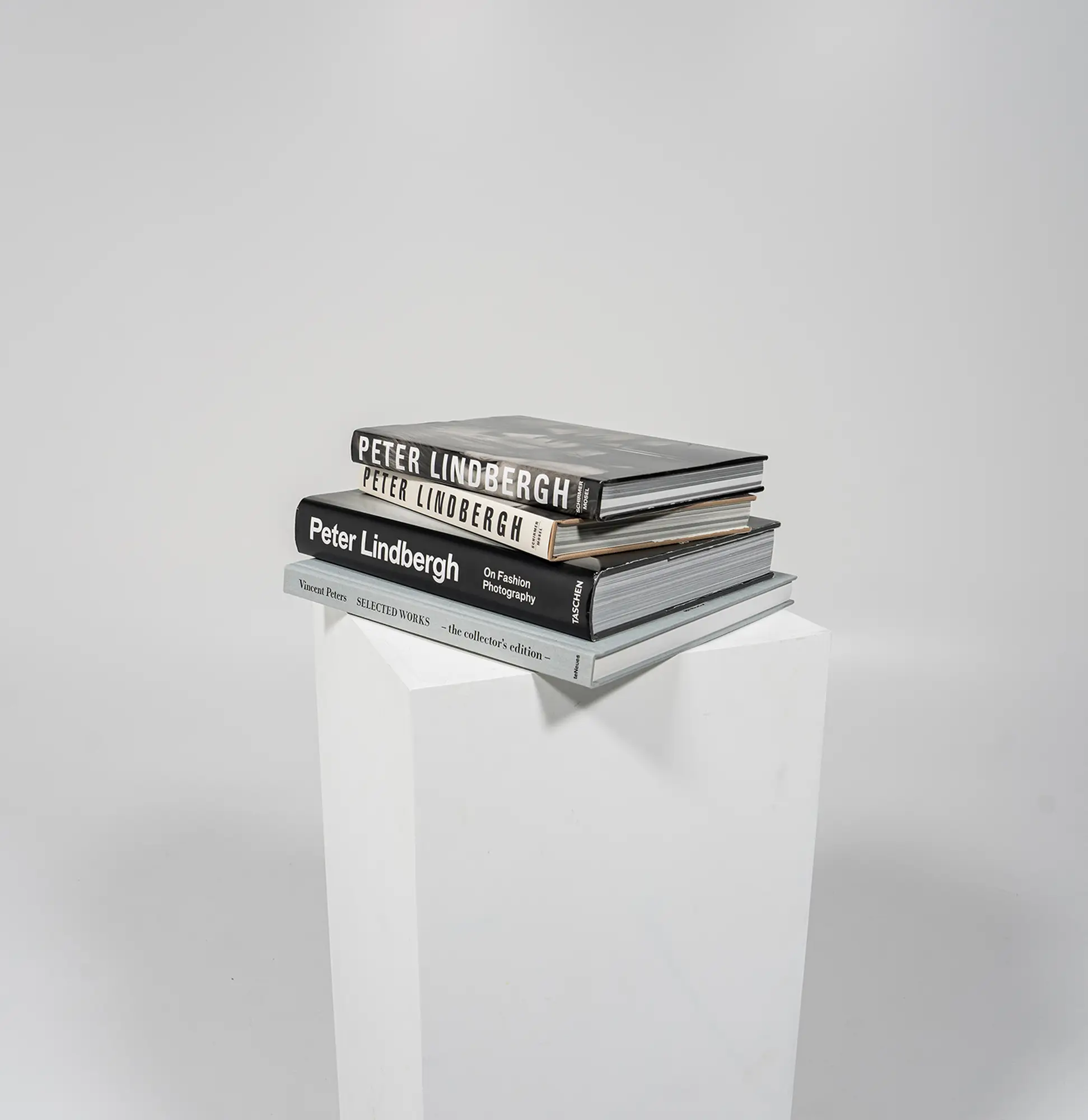 StudioDarmstadt verschiedene Bücher über Fotografie als Requisite erhältlich