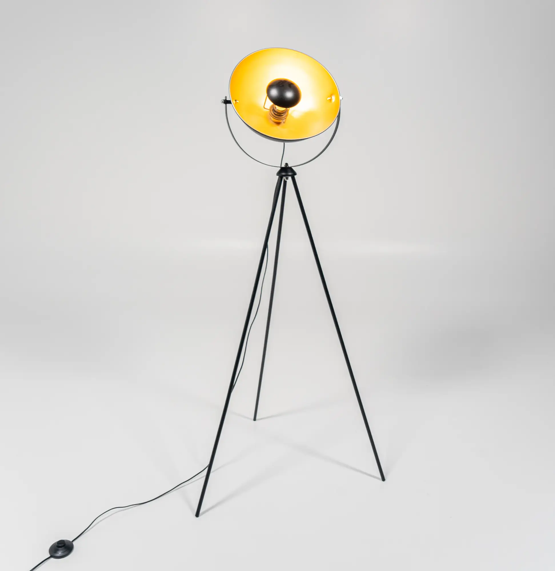 StudioDarmstadt dekorativer Lichtständer mit warmen Licht