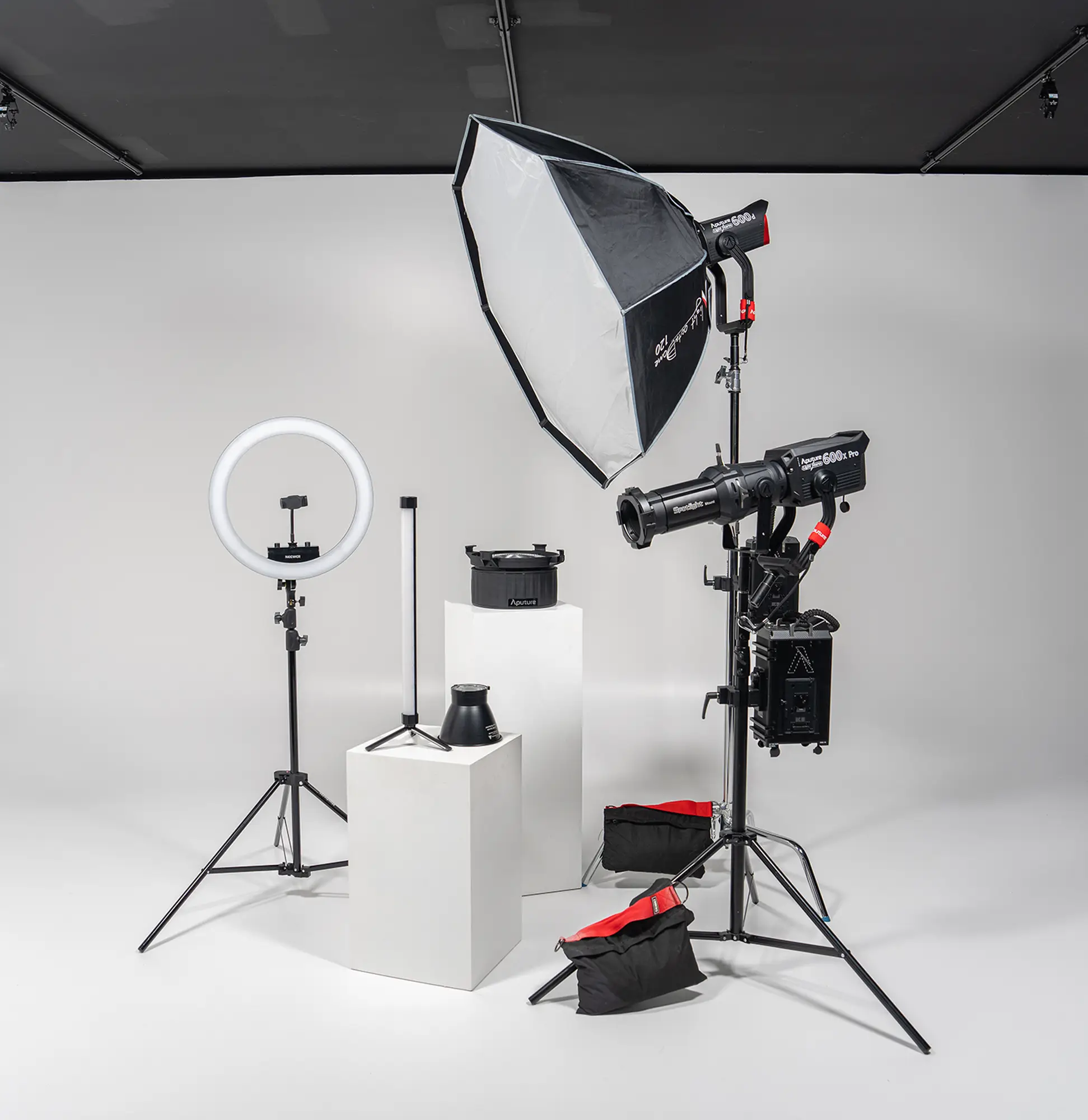 StudioDarmstadt Videolicht-Paket als extra Equipment Set mit LED-Dauerlicht, 600W Aputure Studiolicht, Spotlights inklusive Gobos, Fresnel und Softbox