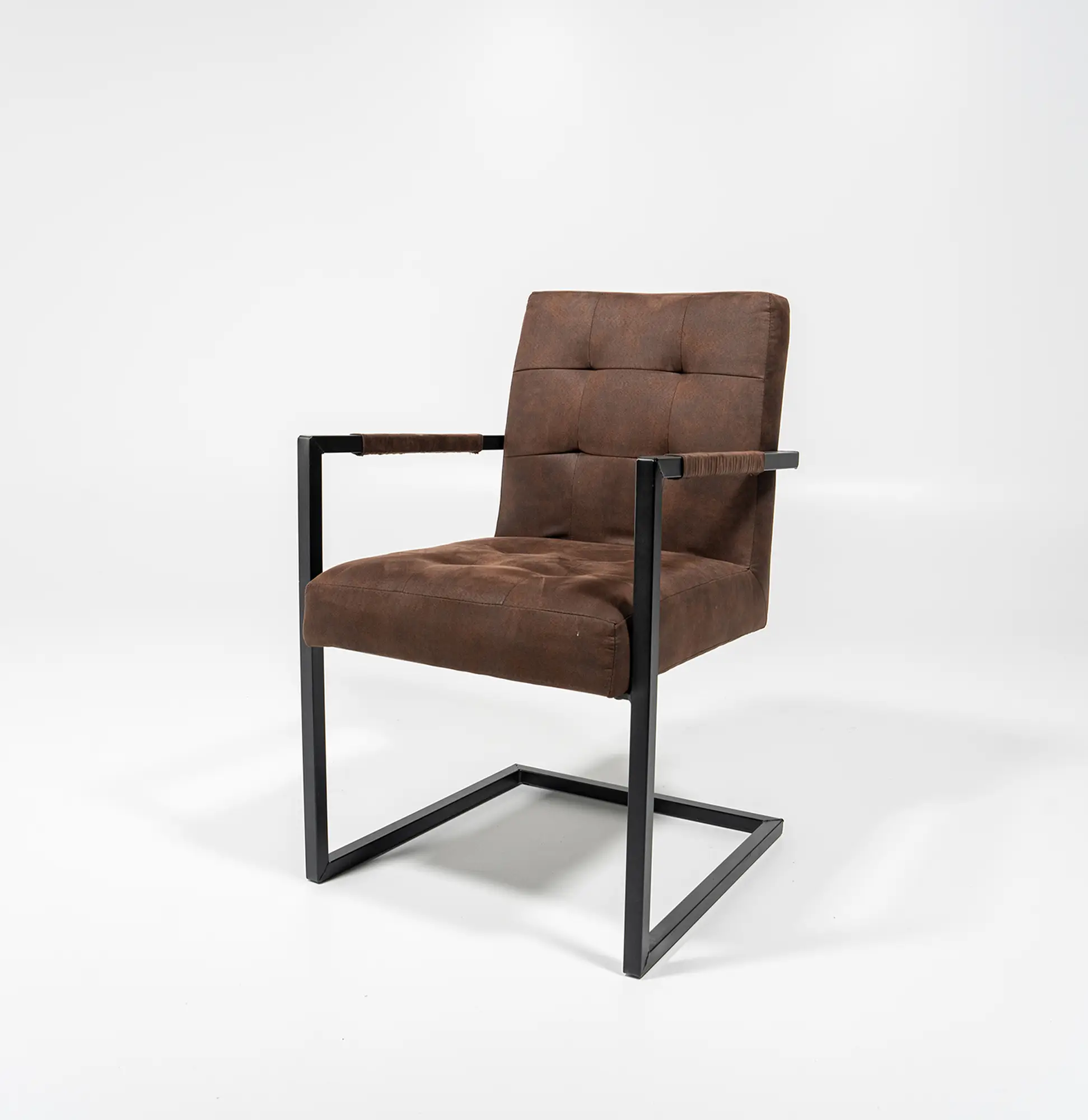 StudioDarmstadt vintage Stuhl mit braunem Leder als Requisite erhältlich