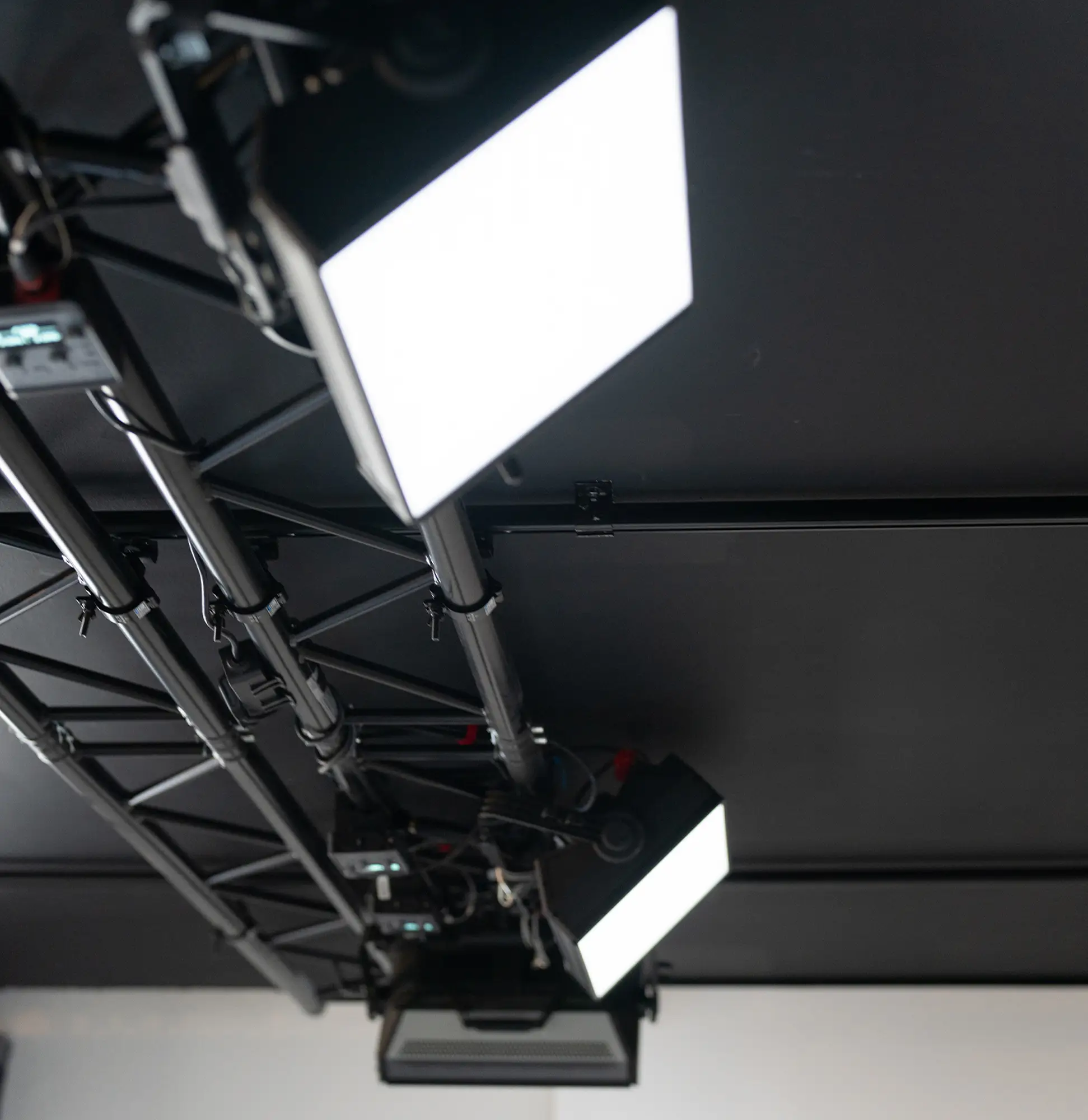 StudioDarmstadt Hintergrundbeleuchtung mit drei Aputure Nova P300Cs an der Decke der Hohlkehle montiert