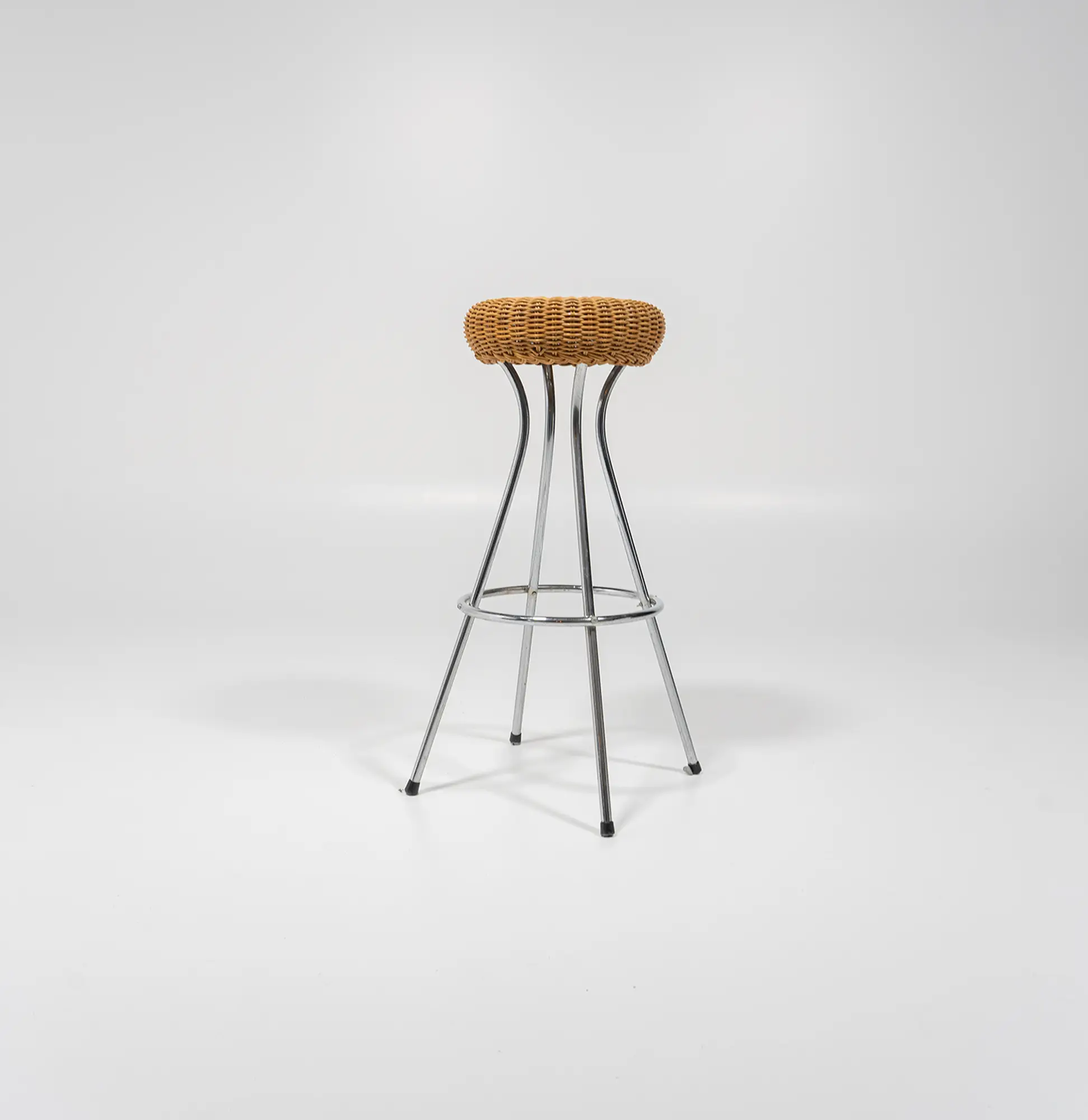 StudioDarmstadt Bartstuhl Hocker mit Stahlbeinen