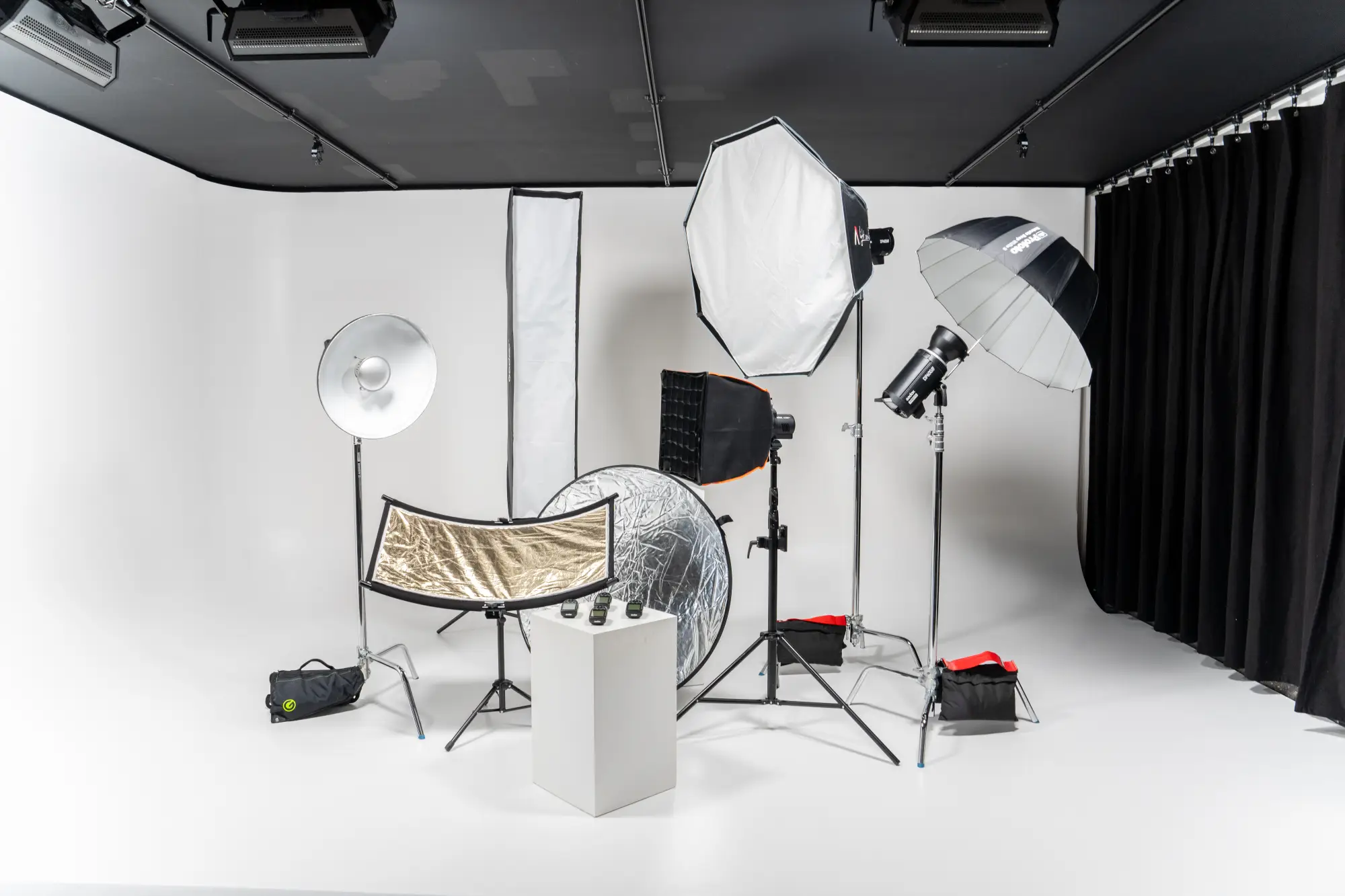 Hohlkehle Studiodarmstadt mit Blitz-Paket bestehend aus Studioblitzen und Lichtformern