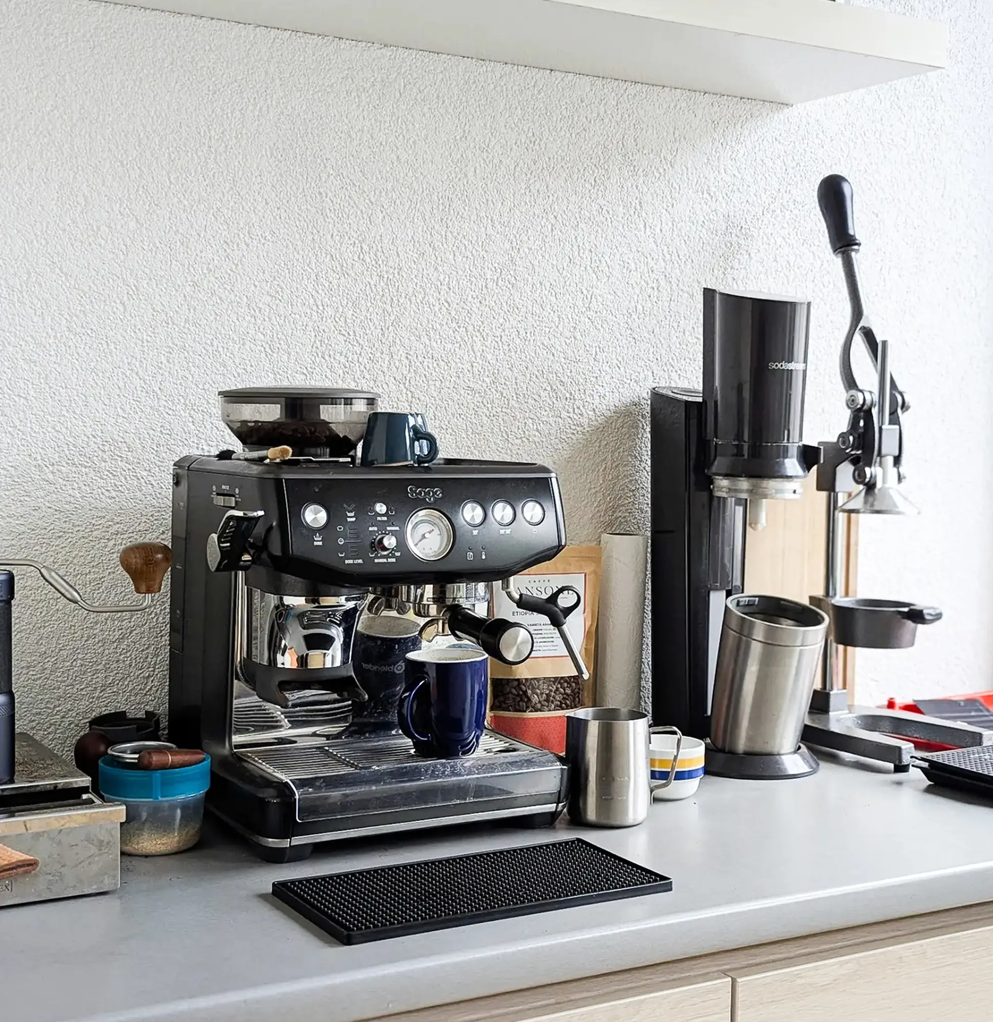 StudioDarmstadt Küchenzeile mit Siebtraegermaschine und Wassersprudler